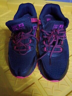 New Balance 410v6 Women's Size 6.5 Black and Pink Trail Sneakers